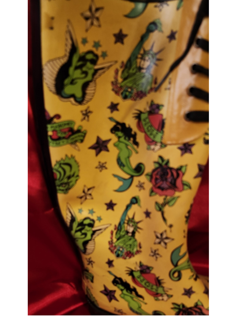 Betsey Johnson Tattoo Print Rain Boots Yellow Black size 8 - Picture 5 of 6